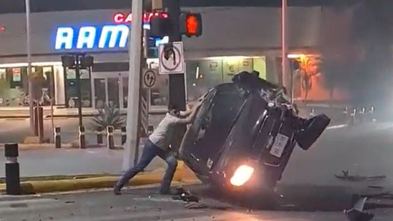 El sujeto utilizó sus propias manos para dar vuelta su auto tras el accidente en las calles de México. Foto: Captura de video