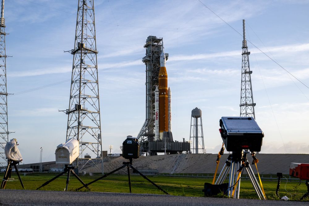 Foto cedida por la NASA que muestra el cohete del Sistema de Lanzamiento Espacial (SLS) y la nave espacial Orion de la misión Artemis II instalados sobre una plataforma de lanzamiento móvil en el Complejo de Lanzamiento 39B del Centro Espacial Kennedy en Cabo Cañaveral, Florida (Estados Unidos).&nbsp;