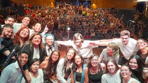 La primera edición fue dedicada a los 40 años de democracia. En el Auditorio Municipal de Tunuyán, los estudiantes del IES 9-010 Vera Peñaloza estrenaron repertorio.