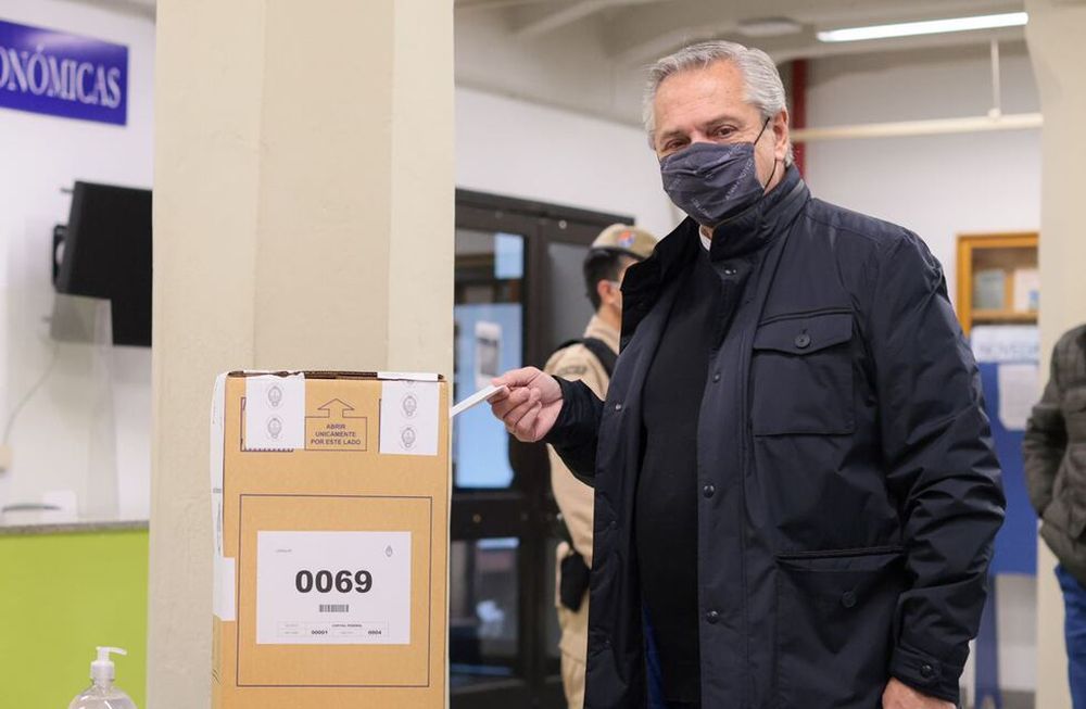 Fernández, al emitir su voto (Gentileza Clarín).