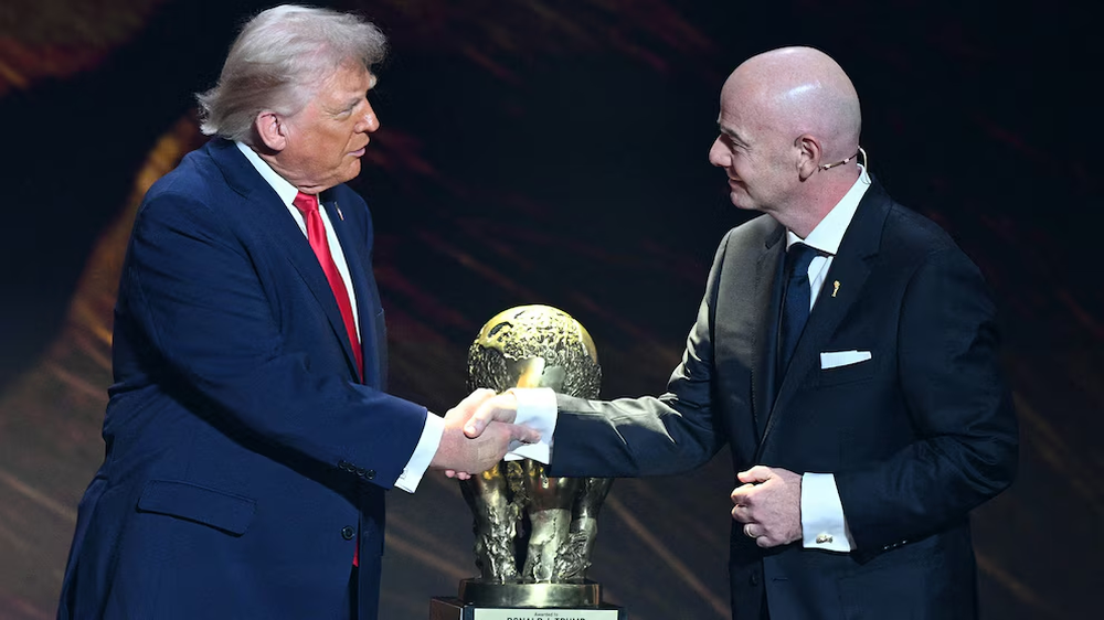 El presidente estadounidense, Donald Trump, salud&oacute; con un apret&oacute;n de manos al titular de la FIFA, Gianni Infantino, al ser distinguido con el Premio de la Paz del organismo durante el sorteo del Mundial 2026.