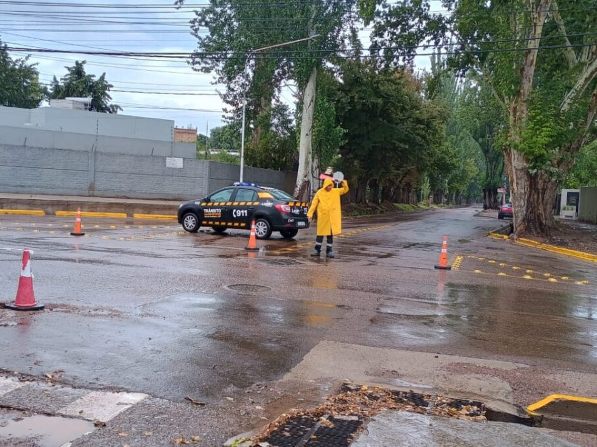 Junto a Defensa Civil, se realizaron tareas de balizamiento preventivo durante la tormenta en distintos puntos del departamento | Gentileza&nbsp;