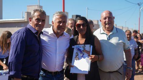 Alfredo Cornejo entregó llaves en Rivadavia con la presencia del exintendente Miguel Ronco. Foto: Gobierno de Mendoza.