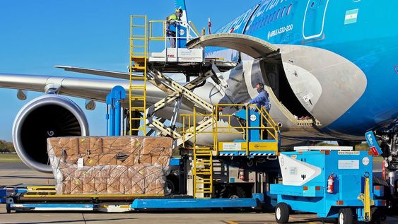 El vuelo de Aerolíneas Argentinas con la vacuna rusa también traerá 20 mil dosis para Bolivia.