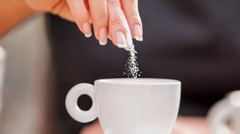 La sal ayudaría con el amargor del café.