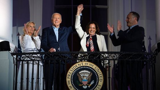 La primera dama Jill Biden y el esposo de Kamala Harris, Douglass Emhoff, observan cómo el presidente Joe Biden le levanta la mano a la vicepresidenta Harris mientras observan el espectáculo de fuegos artificiales del Día de la Independencia en el complejo de monumentos National Mall desde el balcón de la Casa Blanca, el jueves 4 de julio de 2024, en Washington. (AP Foto/Evan Vucci).