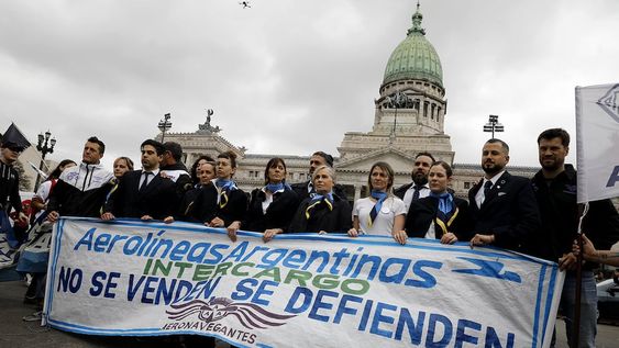 Bajo la consigna “Aerolíneas Argentinas no se vende, se defiende”, gremios aéreos marchan frente al Congreso. (Gentileza La Nación)