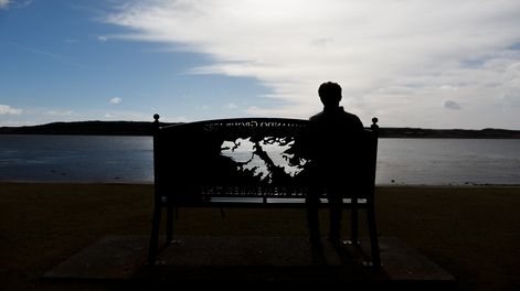 Una persona observa el mar en las Islas Malvinas.
