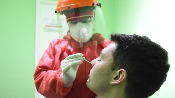 Laboratorios particulares ya realizan los nuevos testeos rápidos por hisopado para detectar antígenos para Covid 19. Mariana Villa / Los Andes