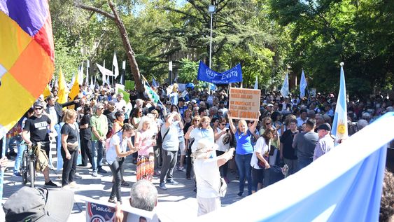 Jubilados marchan en Mendoza con apoyo de estudiantes y sindicatos. Foto: Ramiro Gomez.&nbsp;