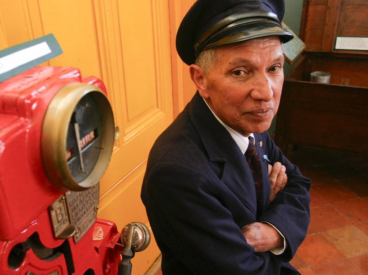 Néstor Flores no sólo era un defensor acérrimo del ferrocarril sino que a través de un museo que abrió en su casa conservó el acervo cultural de los trenes en Mendoza. Foto: Archivo Los Andes