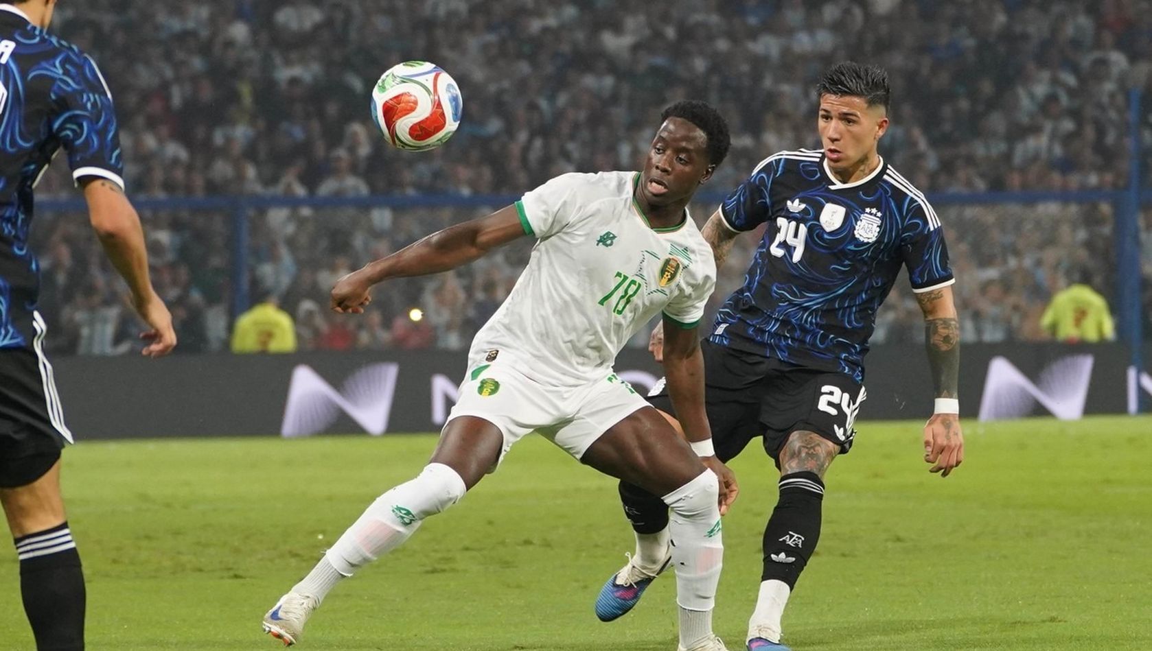 Con Messi en el banco, la Scaloneta ya juega en la Bombonera.&nbsp;