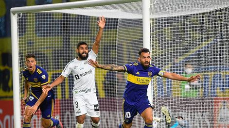 Carlos Tevez festeja el primer gol de Boca Juniors ante  Santos, de Brasil, por la segunda fecha del Grupo C de la Copa Libertadores. / Télam