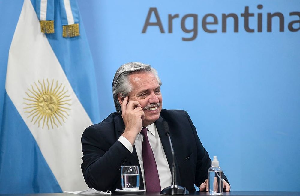 Alberto Fernández  El presidente Alberto Fernández anunció esta mañana, desde Casa Rosada, que el Gobierno nacional firmó el acuerdo con la Federación Rusa para la llegada al país de la vacuna Sputnik V que permitirá inmunizar, entre enero y febrero, a 10 millones de personas, en el marco de las medidas que se llevan adelante contra el coronavirus COVID-19. “En el día de ayer hemos suscripto el contrato con el Fondo Soberano de la Federación Rusa que nos garantiza la provisión de vacunas rusas para la Argentina”, indicó el mandatario desde la Sala de Conferencias, donde estuvo acompañado por el ministro de Salud, Ginés González García. Sobre esto, detalló: “Vamos a poder contar con las dosis suficientes para poder vacunar entre enero y febrero a 10 millones de argentinos y argentinas. Los tiempos de entrega se estiman en una primera remesa de 600 mil dosis para vacunar a 300 mil personas antes de fin de año, en enero con dosis suficientes para 5 millones de personas, y en febrero se completará el resto de las dosis necesarias para alcanzar la vacunación de las 10 millones de personas que estamos previendo”.  El mandatario explicó además que “el contrato tiene una preferencia en favor de Argentina para poder acceder a las dosis necesarias para vacunar a 5 millones de personas más durante el mes de marzo”, al tiempo que informó: “Hicimos esta prevención por si el resto de las vacunas con las que también tenemos contratos atrasan su llegada al país”. Y añadió: “Este es el tercer contrato que la Argentina firma. El primero fue con AstraZeneca de la Universidad de Oxford, el segundo con Covax, que es una dependencia creada por las Naciones Unidas, y el tercero es precisamente el que hemos firmado con el Fondo Soberano” de Rusia. El jefe de Estado agradeció especialmente al