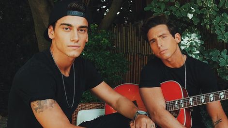 Los Andes | La dupla se conoció en el rodaje de Aliados, comenzaron su proyecto musical en 2017 y hoy recaudan más de 2 millones de suscriptores en su canal.