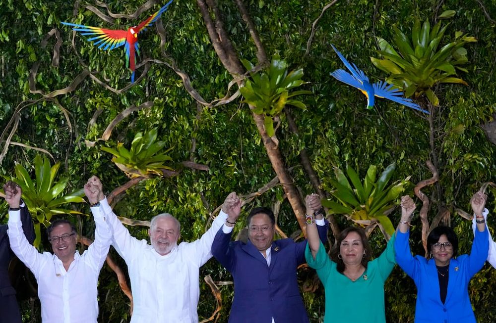 Mandatarios de países sudamericanos posan para la foto durante la Cumbre Amazónica en Belem, Brasil, 8 de agosto de 2023. De izquierda a derecha los presidentes  Gustavo Petro, de Colombia; Luiz Inacio Lula Da Silva, de Brasil; Luis Arce, de Bolivia; Dina Boluarte, de Perú, y la vicepresidenta de Venezuela, Delcy Rodríguez. (AP Foto/Eraldo Peres)