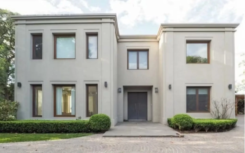 Lali Espósito y Pedro Rosemblat comparten una casa con estilo contemporáneo.