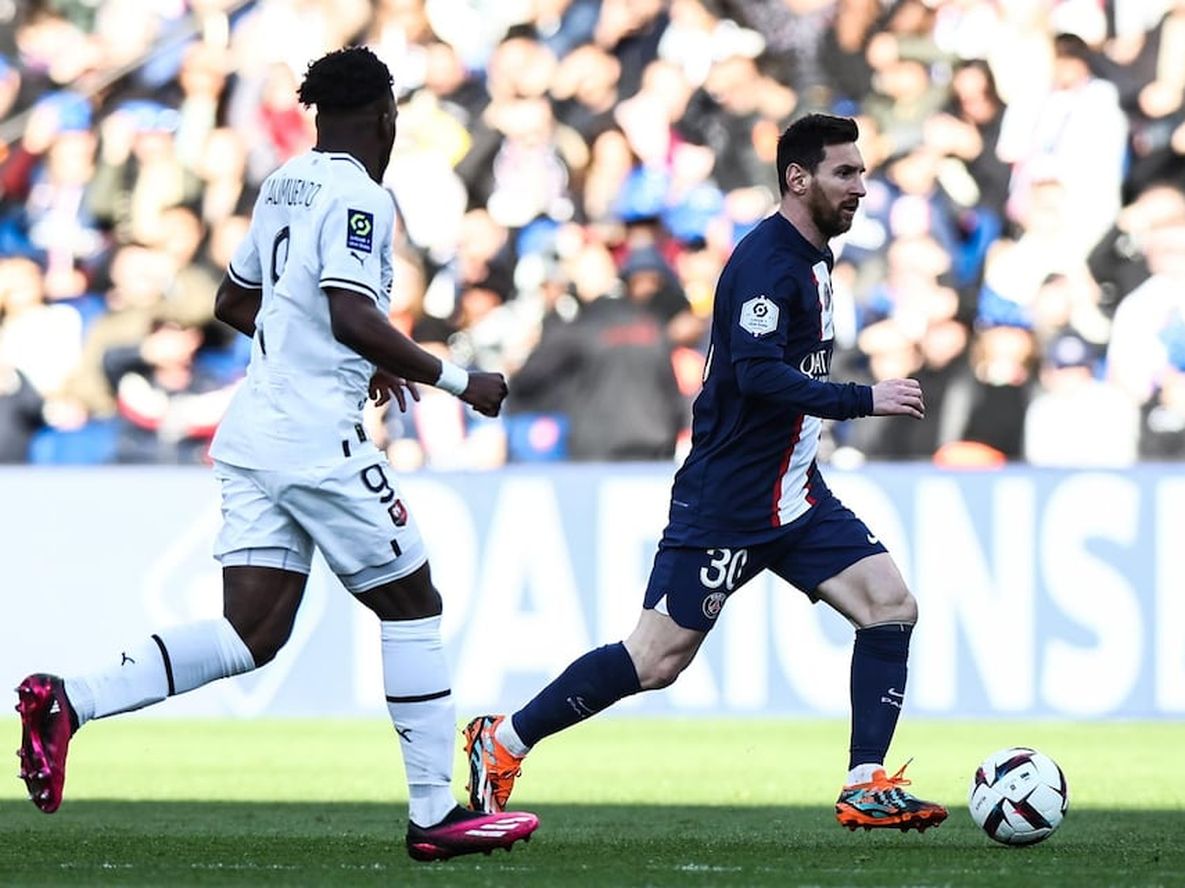 Paris (France), 19/03/2023.- Paris Saint Germains Lionel Messi (R) and Arnaud Kalimuendo of Rennes in action during the French Ligue 1 soccer match between Paris Saint Germain and Stades Rennais FC in Paris, France, 19 March 2023. (Francia) EFE/EPA/MOHAMMED BADRA