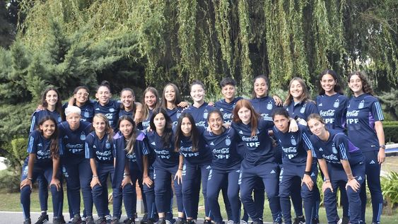 Selección Argentina Sub 20 femenina, con dos mendocinas: Anela Nigito penúltima de la fila de jugadoras paradas, y Margarita Giménez, última de la fila de jugadoras paradas.