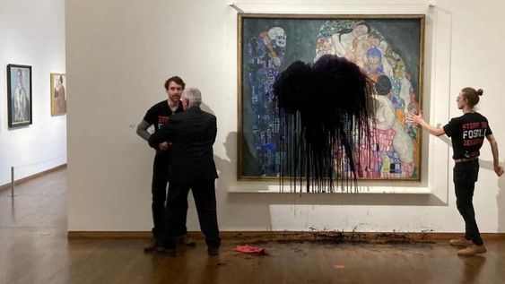 La pintura de Gustav Klimt después de que activistas de Last Generation Austria (Letzte Generation Oesterreich) derramaran aceite sobre ella en el museo Leopold de Viena