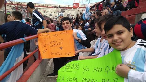 Selección en el Ducó: la ilusión de los pibes por una camiseta de Messi