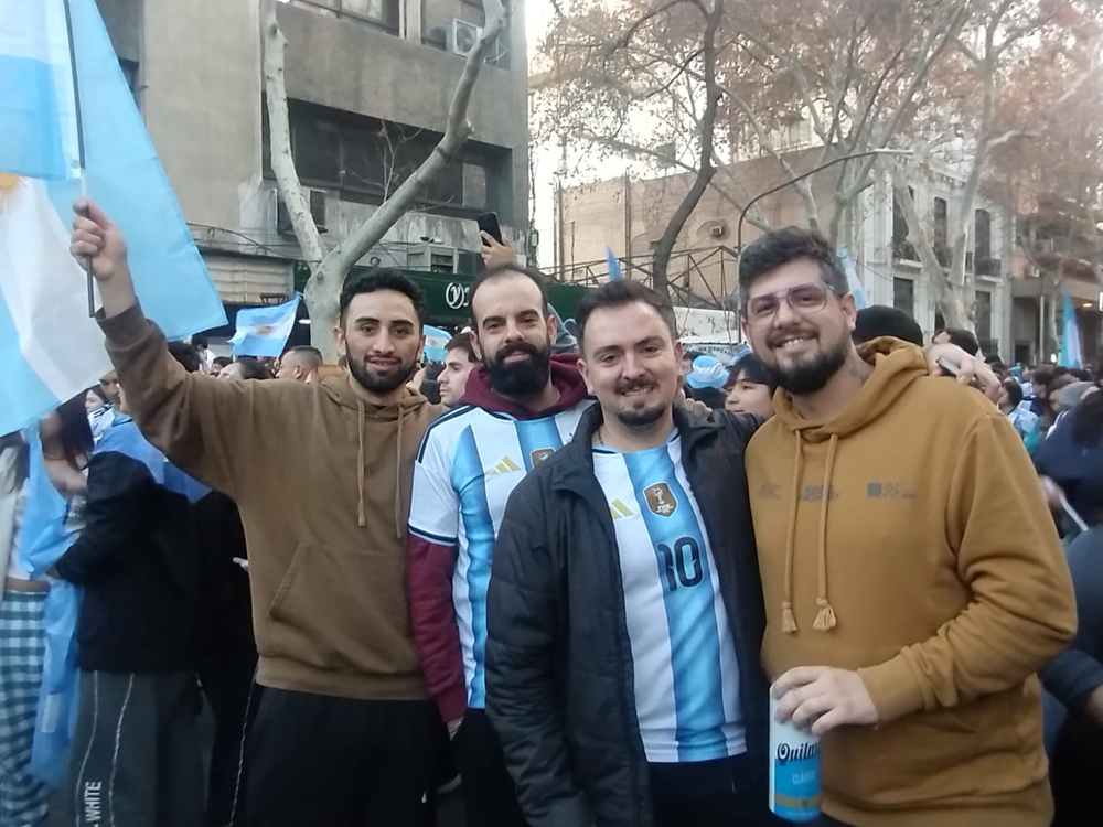 Los cuatro amigos José, Matías, Federico y Matías se reúnen en cada partido en la casa de uno de ellos y sostienen sus cábalas hasta el final de los partidos. Luego a copar el centro.