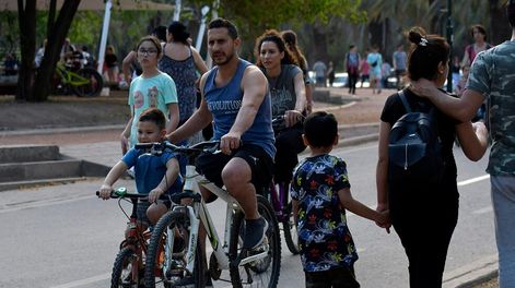 Los Andes | Los mendocinos aprovecharon el buen tiempo del domingo para salir a pasear por el Parque, plazas y espacios verdes.Foto: Orlando Pelichotti