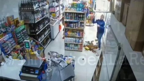“Te rompo todo”: se cansó de que un almacén pusiera la música “al palo” y destrozó todas las góndolas en un ataque de furia. / Foto: captura de video