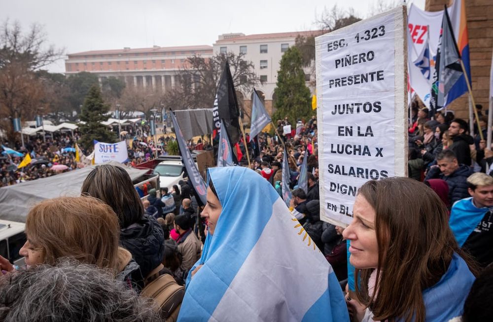 Paro de Estatales, Casa de GobiernoLos principales sindicatos Ate y Sute protestan contra el Gobierno provincial por mejoras salariales.Foto: Ignacio Blanco / Los Andes