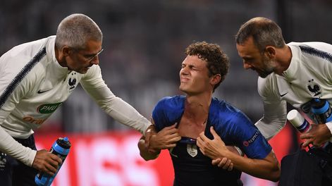 Terrible: mirá cómo le quedó el cuello a Pavard