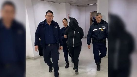 El momento en que trasladan a Marina Abigail Silva, la mujer policía acusada del doble crimen de sus hijos en San Luis (Gentileza / El Diario de la República)