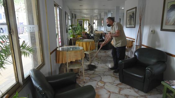 Sergio trabaja en el hotel Castelar de Ciudad y prepara las instalaciones del hotel con todos los protocolos, para alojar a los turistas que visiten nuestra provincia.