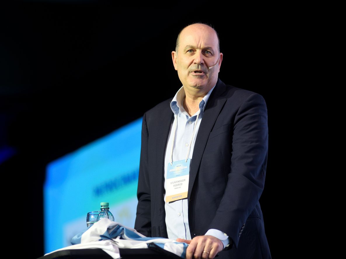 Federico Sturzenegger comparó el reclamo de los viñateros de Mendoza con la postura de la AFA que conduce Chiqui Tapia.