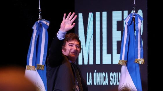 El presidente electo de Argentina, Javier Milei, saluda a sus partidarios después de ganar la segunda vuelta de las elecciones presidenciales de Argentina. (Reuters)