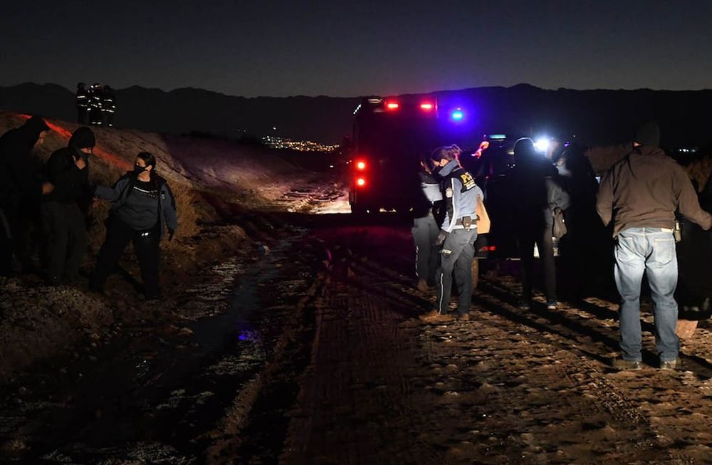 La Policía realizando sus labores en el sitio donde estaban los cuerpos. Foto: José Gutiérrez / Los Andes