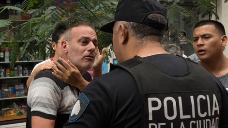 Tensión en Parque Patricios: vecinos evacuados entraron por la fuerza al edificio tras el derrumbe.