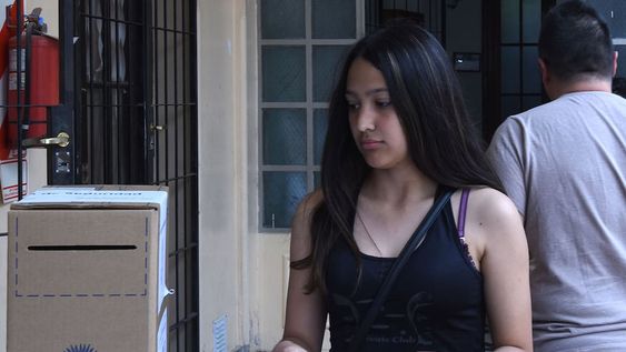 22 de octubre de 2023 Elecciones presidenciales 2023. Delfina Fuentes de 16 años vota por primera vez. Se realizaron las elecciones generales a presidente 2023 en todo el país. Foto: Marcelo Rolland / Los Andes