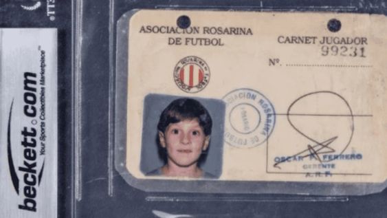 El artículo tiene una foto 4x4 de la Pulga y cuenta con una de sus primeras firmas. La puja, que se cierra el 23 de octubre, ya superó los 30.000 dólares. / Gentileza. El artículo tiene una foto 4x4 de la Pulga y cuenta con una de sus primeras firmas. La puja, que se cierra el 23 de octubre, ya superó los 30.000 dólares. / Gentileza.