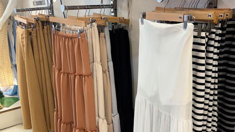 Aunque el negro y el blanco son infaltables, este año se ven muchas rayas y colores cálidos o pasteles. El marrón y el celeste son las estrellas. | Fotos: Los Andes