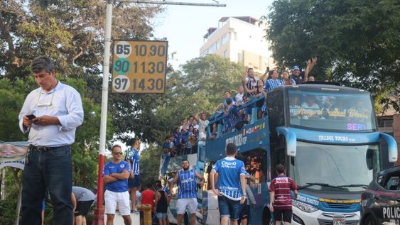 Los hinchas del Tomba y una llegada a pura orquesta al estadio