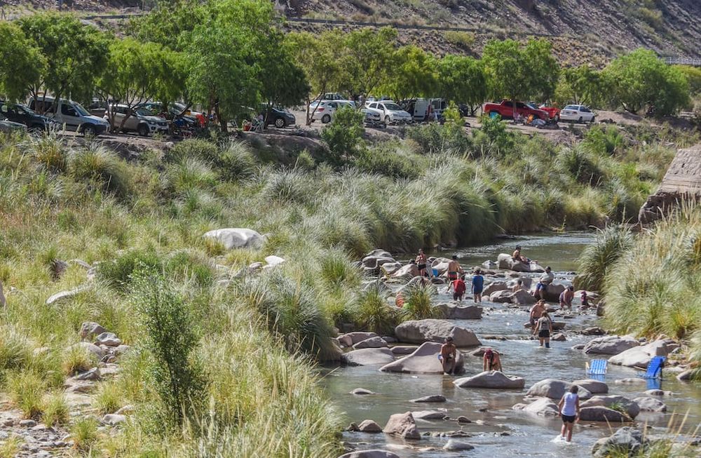 El río Mendoza fue ayer un imán para las familias otra vez. Asado y chapuzón son un clásico que volvió con las flexibilizaciones / Mariana Villa
