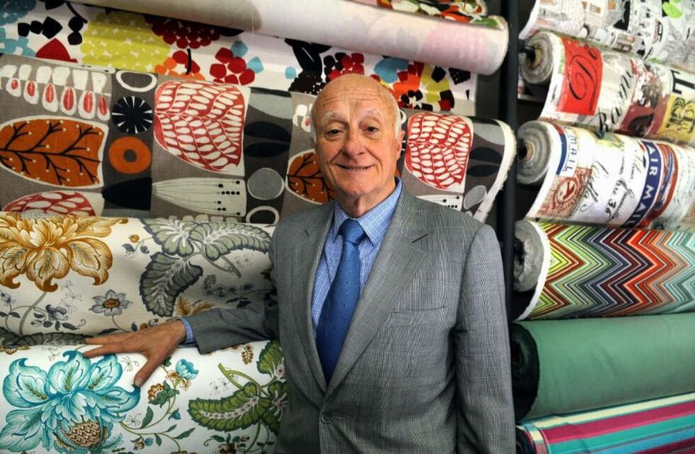 Empresarios textiles se reunieron con el Gobierno provincial y alertaron por la venta de fardos de ropa usada y nueva sin controles claros.