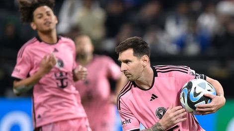 Lionel Messi del Inter Miami con el balón durante el partido amistoso contra Al Hilal, el lunes 29 de enero de 2024, en Riad, Arabia Saudí. (AP Foto)