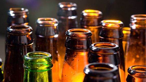 ni un vaso ni una copa: dos formas de aprovechar las botellas de cerveza, un tesoro que tenes en casa
