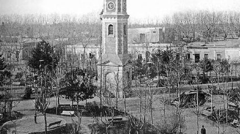Los Andes | Los mendocinos oscilaban entre pasear por el lago que estaba en la Plaza Independencia o ir a escuchar las melodías del reloj de la Plaza Cobos, actual San Martín.