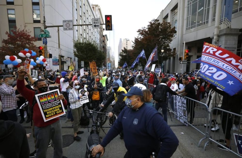 Los mensajes instruían a los simpatizantes de Trump a reunirse. Los textos fueron enviados utilizando números telefónicos alquilados a la plataforma de mensajes de texto Opn Sesam. El director de la compañía es Gary Coby, director digital de la campaña del partido republicano.