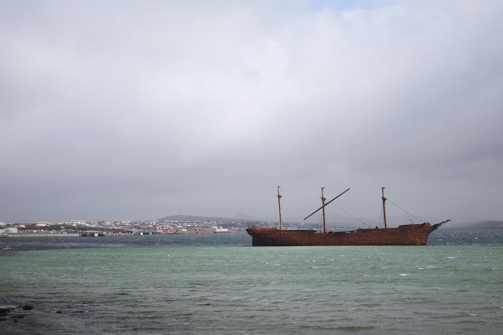 Una antigua embarcación en Puerto Argentino.