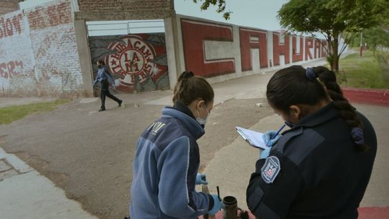 Investigación en los alrededores de Huracán Las Heras. /Orlando Pelichotti- Los Andes