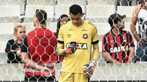 La historia detrás del arquero que usó su celular en pleno partido