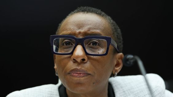 WASHINGTON, DC - 05 DE DICIEMBRE DE 2023: Dra. Claudine Gay, presidente de la Universidad de Harvard, testifica sobre atentados que han sufrido estudiantes judíos en el campus y declara que llamar al genocidio del pueblo judío no es acoso y depende del contexto. (Foto de Kevin Dietsch/Getty Images)